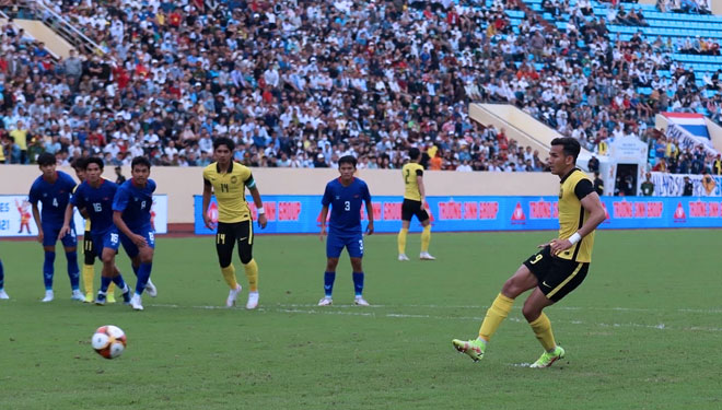 Pemain Malaysia Muhammad Razak lakukan eksekusi penalti saat melawan Kamboja dalam pertandingan Grup B SEA Games  di Stadium Thien Truong, Nam Dinh, Senin (16/5/2022) (foto: FAM Malaysia)