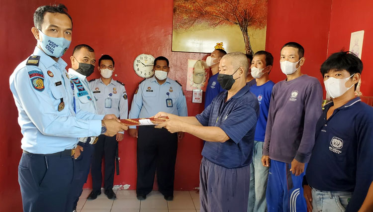 Sembilan Warga Binaan Lapas Narkotika Cirebon Peroleh Remisi Khusus Waisak