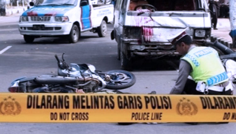 Polisi evakuasi kecelakaan maut di Karawang. (FOTO: suara.com)