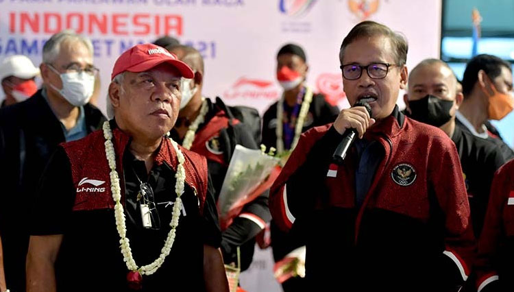 Deputi Bidang Pembudayaan Olahraga, Kemenpora RI, Raden Isnanta saat mewakili Zainudin Amali menyambut atlet dayung di bandara (foto: Kemenpora)