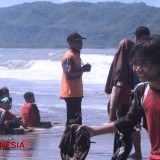 Gelombang Pasang, Wisatawan Pantai Teleng Ria Pacitan Diminta Waspada