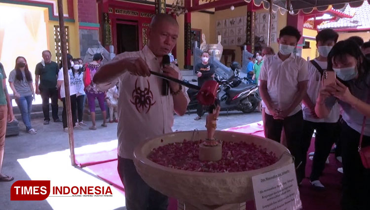 Umat-Buddha-Kota-Probolinggo-Saat-Membaca-Paraditta-Suci.jpg