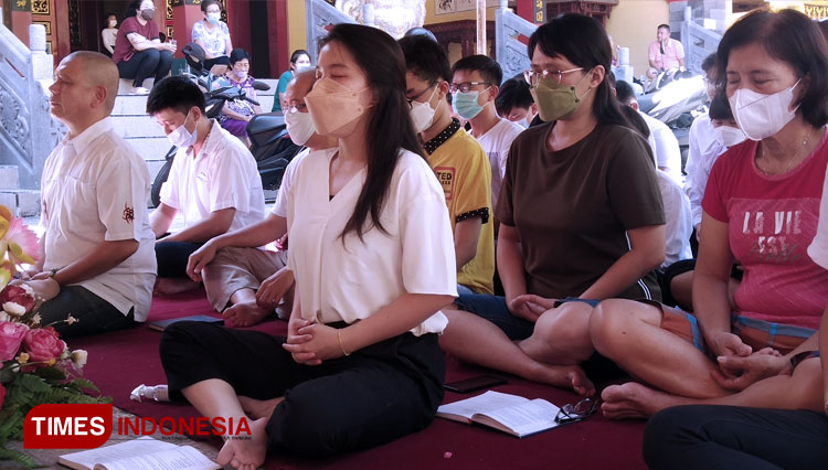 Umat-Buddha-saat-bermeditasi-sejenak-menjelang-detik-detik-Waisak.jpg