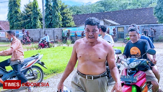Suyono (tak pakai baju), pria yang ngaku-ngaku jadi PPL digelandang warga ke Kantor Desa Nglaran, Pacitan. (FOTO: Yusuf Arifai/TIMES Indonesia)