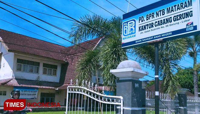 Kondisi kantor BPR NTB Mataram Cabang Gerung sudah kembali beroperasi setelah libur panjang lebaran. (Foto: Hery Mahardika/TIMES Indonesia) 