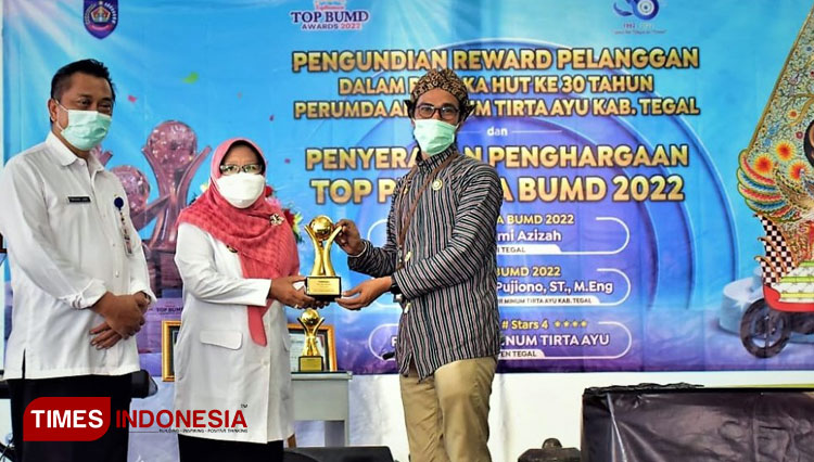 Bupati Tegal Umi Azizah menerima piagam penghargaan Top Pembina BUMD 2022 dari Majalah Top Business yang diserahkan oleh Direktur Utama Perumda Tirta Ayu Brahmono Weko Pujiono. (Foto : Humas Pemkab Tegal For Times Indonesia)