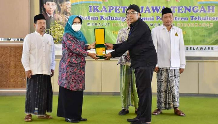 Bupati Tegal, H Umi Azizah menerima penghargaan dari Ikapete di Pendopo Amangkurat (Foto : Humas Pemkab Tegal For Times Indonesia)