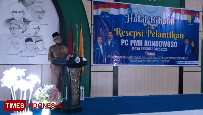 Bupati Bondowoso KH Salwa Arifin saat memberikan sambutan dalam acara pelantikan PC PMII. (FOTO: Moh Bahri/TIMES Indonesia)