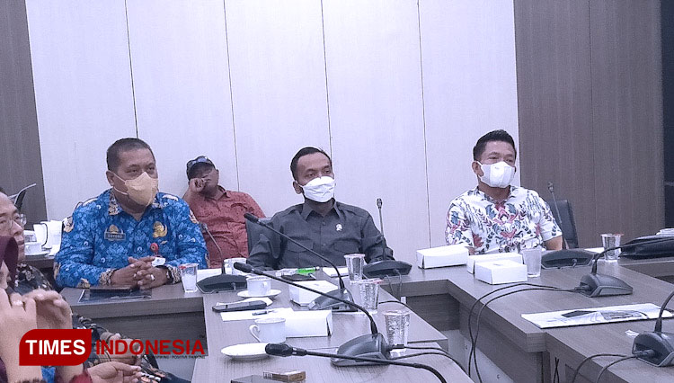 Ketua Komisi I M Zaifudin saat memberikan keterangan pers soal hering dilakukan tertutup (FOTO: Akmal/TIMES Indonesia).