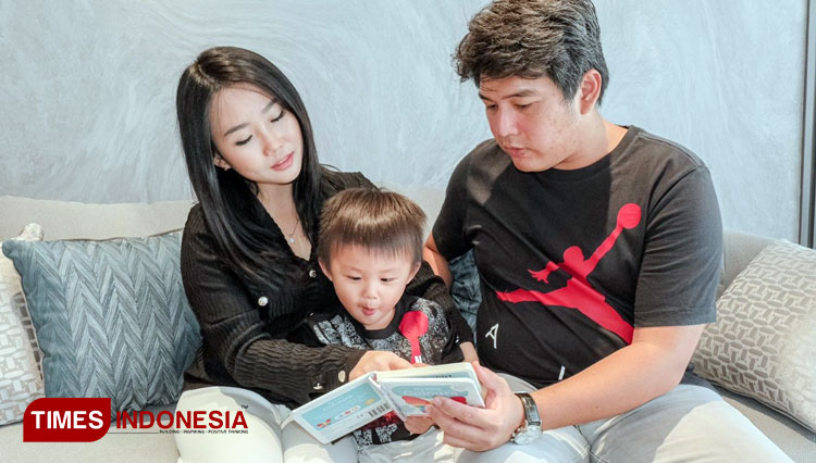 Mengajak anak membaca merupakan salah satu langkah sederhana mengurangi kecanduan gadget.(Foto : Lely Yuana/TIMES Indonesia) 