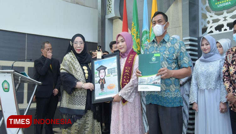 Dekan FEB Unisma Malang Nur Diana, SE, M.Si memberikan penghargaan kepada Wisudawan Berpredikat Best Graduate pada Tahun Akademik 2021