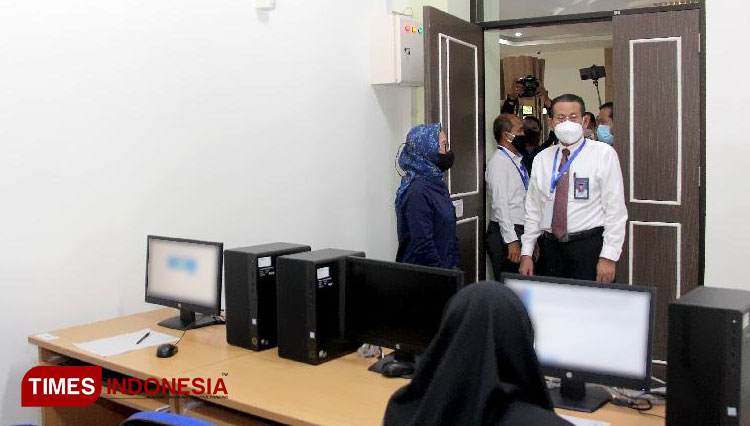 Rektor Universitas Brawijaya Prof. Dr. Ir. Nuhfil Hanani AR., MS saat meninjau pelaksanaan UTBK SBMPTN 2022. (Foto: Humas UB for TIMES Indonesia)