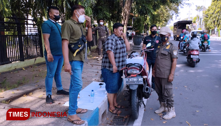 Satpol PP menertibkan PKL di jalan Suroyo (FOTO : Rapel/TIMES Indonesia)