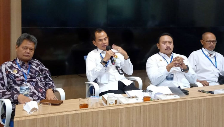 Rektor UPN Veteran Yogyakarta, Prof Dr. Mohammad Irhas Effendi MT (pegang mik) saat menyampaikan UTBK SBMPTN 2022. (FOTO: UPN Veteran Yogyakarta)