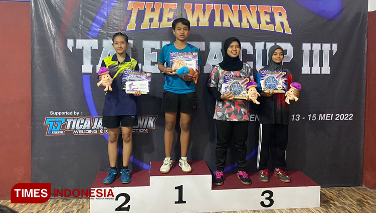 Windi Banyu Bening (kiri) saat menerima trophy dan medali dari Kejuaraan Tenis Meja Talenta Cup III se Jawa Bali. (FOTO: Muhammad Dhani Rahman/TIMES Indonesia)