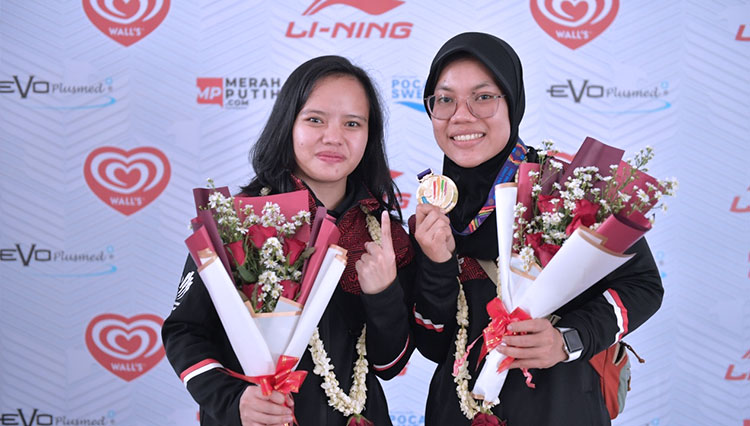 Atlet pencak silat Riska Hermawan bersama pasangannya Ririn Rinasih saat berhasil menyumbangkan medali emas di ajang SEA Games 2021 Vietnam (foto: Dokumen/Kemenpora)