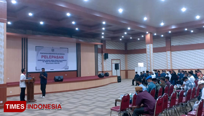Bupati Pulau Morotai Benny Laos saat sambutan pelepasan jamaah umroh ke tanah suci. Rabu, 18 Mei 2022. (Foto: Abdul H Husain/TIMES Indonesia).