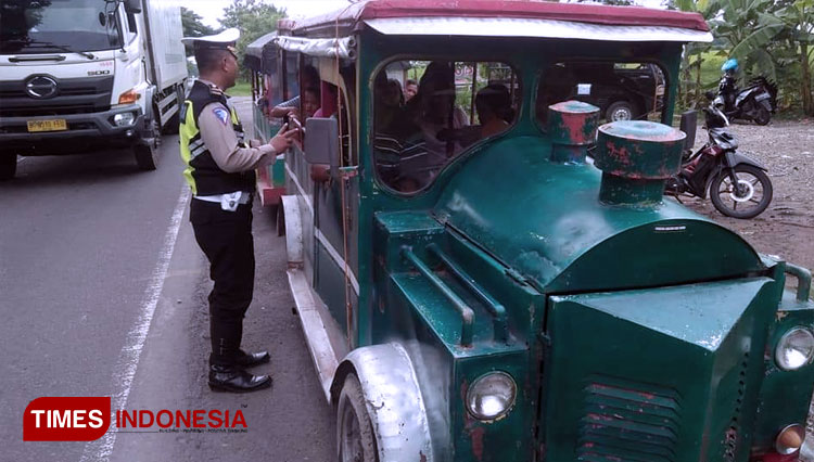 Jajaran-satlantas-polres-sragen-saat-menghentikan-kereta-kelinci-2.jpg