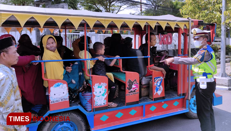 Jajaran satlantas polres sragen saat menghentikan kereta kelinci yang nekat melintas di jalan raya. (FOTO: Dok. Lantas Sragen / TIMES Indonesia)