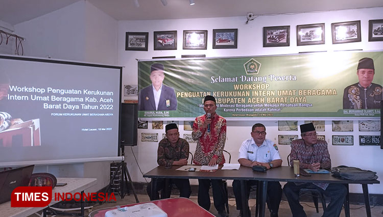 Plt Kankemenag Abdya, Khairul Huda (batik merah) saat membuka kegiatan workshop FKUB (FOTO: T. Khairul Rahmat Hidayat/TIMES Indonesia)