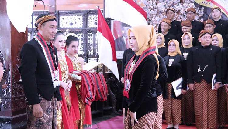 Wisuda ditandai  dengan penyematan samir oleh Ketua DPP Permadani, Antonius Suprianto. (FOTO: Kominfo for TIMES Indonesia)