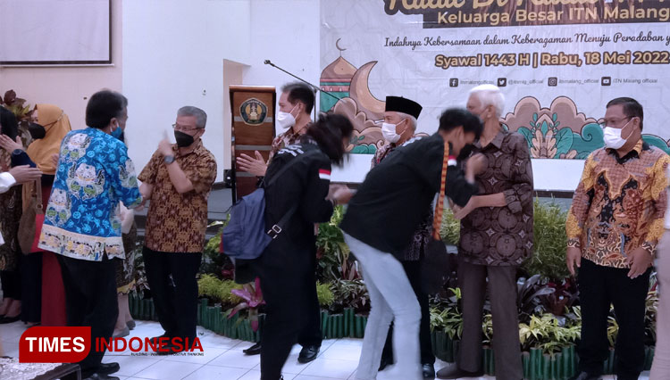 menyerahkan-santunan-kepada-tiga-yayasan-panti-asuhan-2.jpg