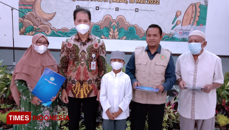 Rektor ITN Malang Prof Dr Eng Ir Abraham Lomi, MSEE saat menyerahkan santunan kepada tiga yayasan panti asuhan. (FOTO: Naufal Ardiansyah/TIMES Indonesia)