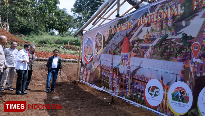 Bupati Sumedang, Dony Ahmad Munir dan Komisaris Utama PT Langen Kridha Pratiyangga, Tachriel Sapi'i saat meninjau pembangunan Jatinangor National Flower Park, Kamis (19/5/2022). (FOTO: Alan Dahlan/TIMES Indonesia)