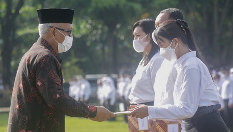 PLh Bupati Banjarnegara serahkan surat keputusan (SK) pengangkatan di Alun-alun Banjarnegara. (FOTO: Kominfo for TIMES Indonesia)