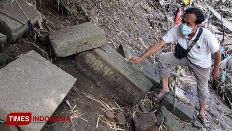 Belasan batu andesit kuno ditemukan warga di pinggir sungai Betek Selatan, Betek, Mojoagung, Jombang. (FOTO : Rohmadi/TIMES Indonesia)