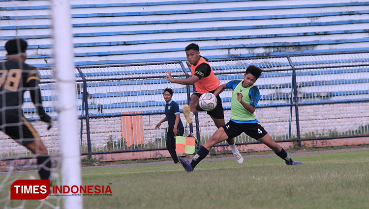 Aksi pemain lokal Lamongan pada hari terakhir seleksi yang digelar Persela Lamongan di Stadion Surajaya, Kamis (19/5/2022). (FOTO: MFA Rohmatillah/ TIMES Indonesia)