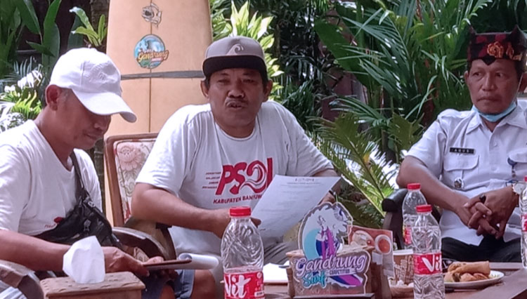 Aksi-peselancar-saat-menjajal-ombak-Pantai-Plengkung-Banyuwangi-2.jpg