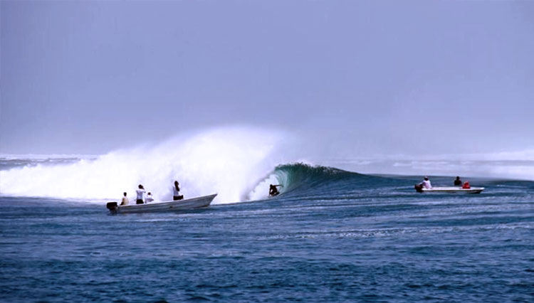 Aksi peselancar saat menjajal ombak Pantai Plengkung Banyuwangi (FOTO: Humas Pemkab Banyuwangi)