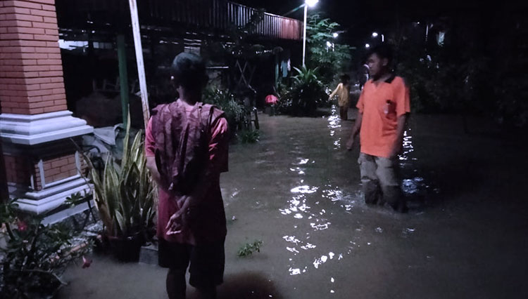 Hujan deras selama dua jam di seputar wilayah kecamatan Jepon Kabupaten Blora, menyebabkan rumah warga kebanjiran. (Foto: Firmansyah/TIMES Indonesia)
