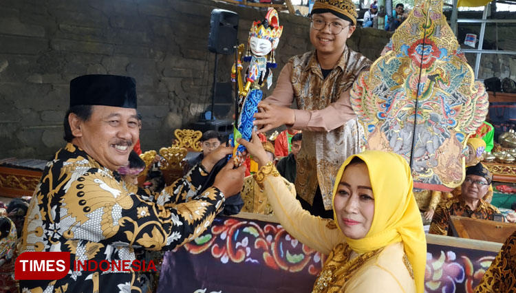 Ketua DPD Partai Golkar Kabupaten Sumedang didampingi Ketua KPPG Sonia Sugian saat membuka Festival Wayang Golek di Cimanggung Jabar, Jum'at (20/5/2022). (FOTO: Alan Dahlan/TIMES Indonesia) 