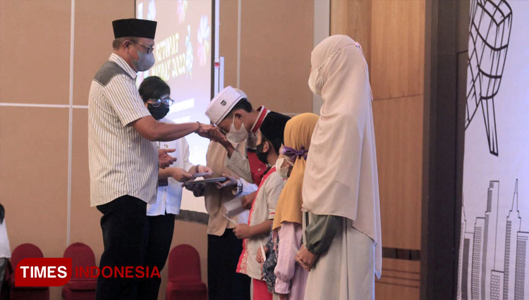 Pemberian-santunan-anak-yatim-piatu-saat-May-Day.jpg