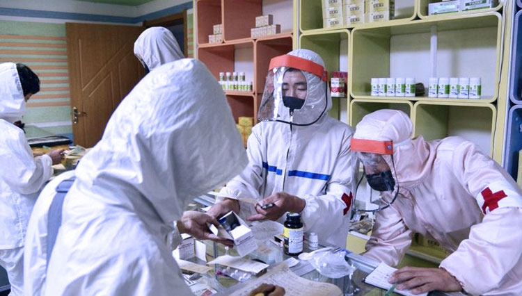  Tentara Korea Utara diterjunkan untuk membantu mendistribusikan obat-obatan dalam perang melawan Covid-19. (FOTO: BBC/Reuters)
