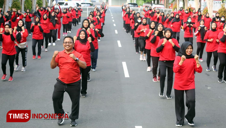 Senam Sicita, Pakde Sugirah Ajak Masyarakat Banyuwangi Lebih Cinta Tanah Air