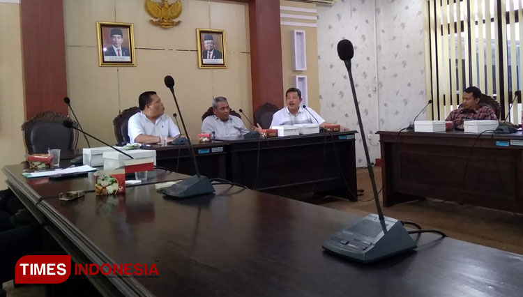 Wakil Ketua 2 DPRD Kendal, Ainurrokhim (kiri) saat menerima audensi PDBI Kendal, di ruang rapat DPRD Kendal, Jumat 20/5/2022. (FOTO: Zamroni/TIMES Indonesia)