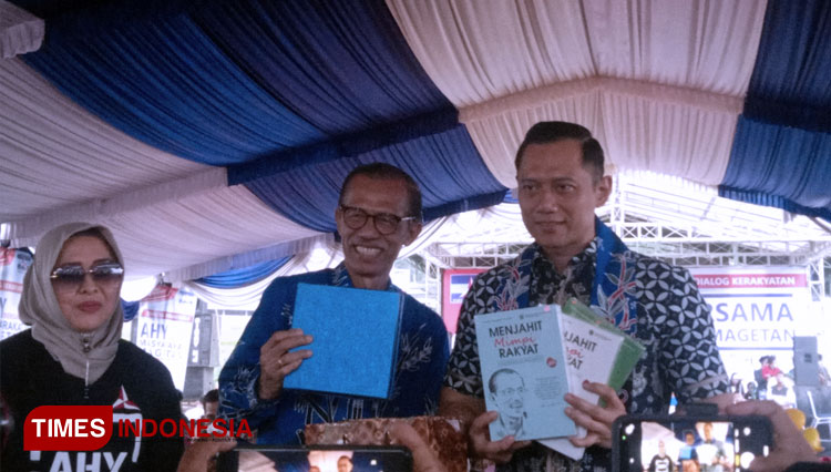 Ketua Umum DPP Partai Demokrat, Agus Harimurti Yudhoyono (kanan) saat bersama Bupati Magetan Suprawoto di kawasan Kebun Refugia Plaosan, Jumat (20/5/2022) sore. (FOTO: M Kilat Adinugroho/TIMES Indonesia)