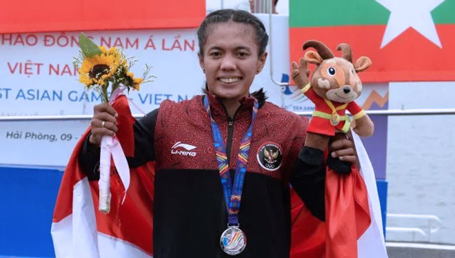 Atlet dayung Riska Andriyani berpose setelah mendapatkan medali perak nomor 1.000 meter kano single putri SEA Games 2021 di Hai Phong, Vietnam, Selasa (17/5/2022). (Foto: NOC Indonesia)