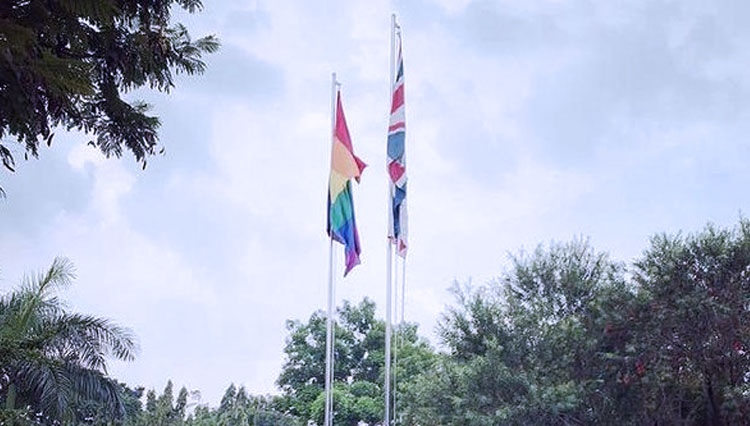 Penampakan bendera LGBT yang berkibar di gedung Dubes Ingris (FOTO: Instagram/Dubes Ingris))