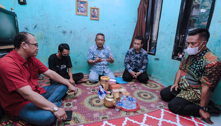Wali Kota Bandung Yana Mulyana mengunjungi kediaman Arif Susanto di Gang Laksana, Jalan Ahmad Yani Kota Bandung, Sabtu (21/5/2022).(Foto: Diskominfo for TIMES Indonesia)