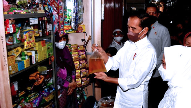 Presiden Jokowi Tinjau Harga Minyak Goreng di Pasar Muntilan