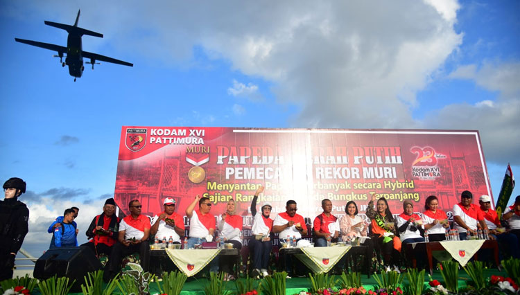 Irjen Pol Lotharia Latif, menghadiri kegiatan pemecahan rekor MURI Makan Papeda Terbanyak yang diselenggarakan Kodam XVI/Pattimura.Minggu (22/5/2022). (Foto: Humas Polda Maluku)