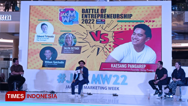 Kaesang Pangarep (kiri) melakukan Battle of Entrepreneurship 2022 melawan CEO dan Co Founder Kopi Kenangan Edward Tirtanata, Founder dan CEO Beaubakery.co Talita Setyadi dan CEO dan Co Founder Aria, William Sjaichudin. (FOTO: Fahmi/TIMES Indonesia)