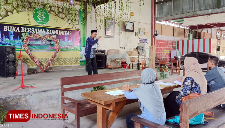 Pelaku UMKM mendapatkan sosialisasi dan pendampingan program percepatan sertifikasi halal produk di Sekretariat Komunitas UMARA Madiun. (Foto: Umara for TIMES Indonesia)