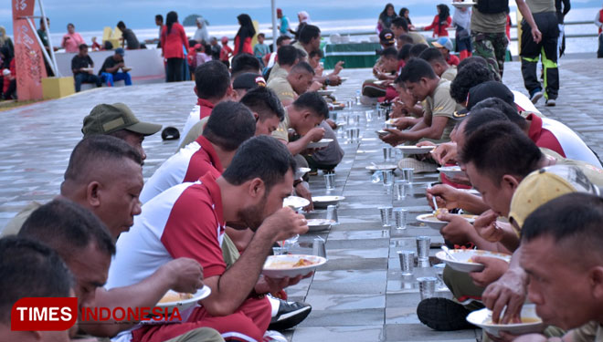 Suasana makan papeda terbanyak (Foto: Harianto/Times Indonesia)