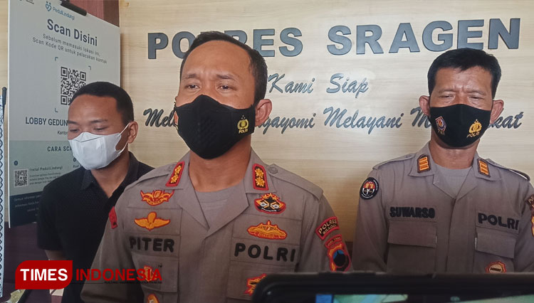 Kapolres Sragen AKBP Piter Yanottama saat memberikan klarifikasi kasus redupaksa. (Mukhtarul Hafidh / TIMES INDONESIA)