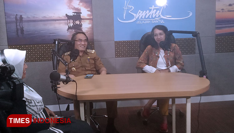 Bupati Bantul Abdul Halim Muslih dan GKR Bendara menjadi narasumber perdana.podcast di studio broadcasting Jelajah Bantul. (FOTO: Totok Hidayat/TIMES Indonesia)